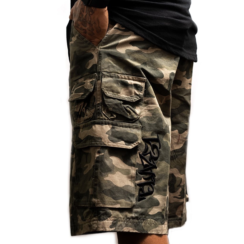 Camo cargo shorts, side detail